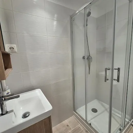 Refait A Neuf, Piscine Et Parking Prive Бандоль